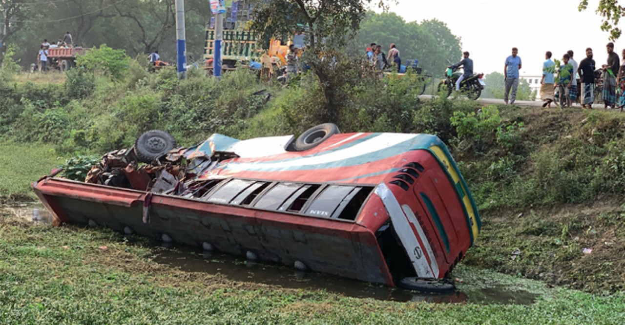 দুর্ঘটনার কবলে জামায়াত নেতাকর্মীদের বহনকারী বাস, নিহত ৩