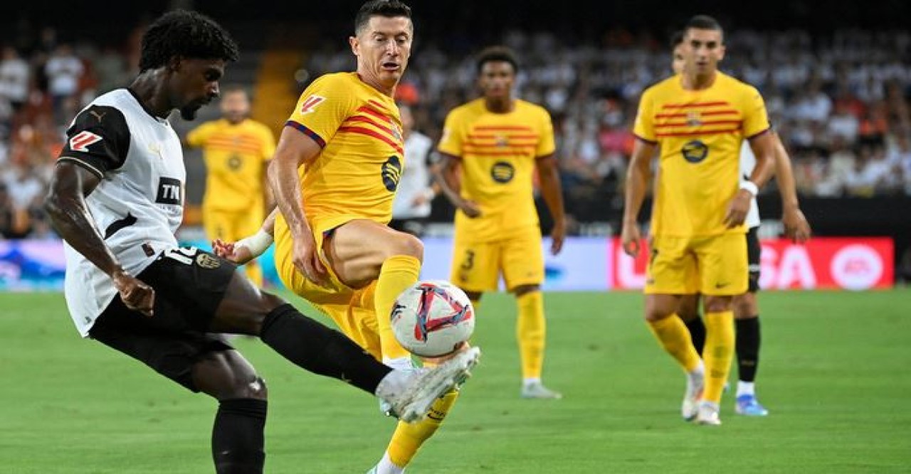 লেভানডভস্কির জোড়া গোলে লিগে শুভ সূচনা বার্সার