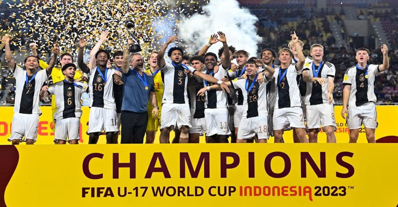 ফ্রান্সকে হারিয়ে বিশ্বকাপ জিতল দশজনের জার্মানি