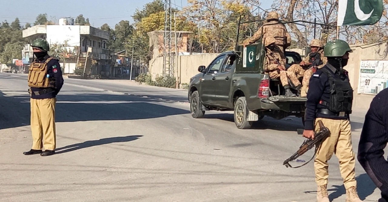 সেনাবাহিনী-বিরোধীদের টানাপড়েনে হুমকিতে পাকিস্তানের স্থিতিশীলতা
