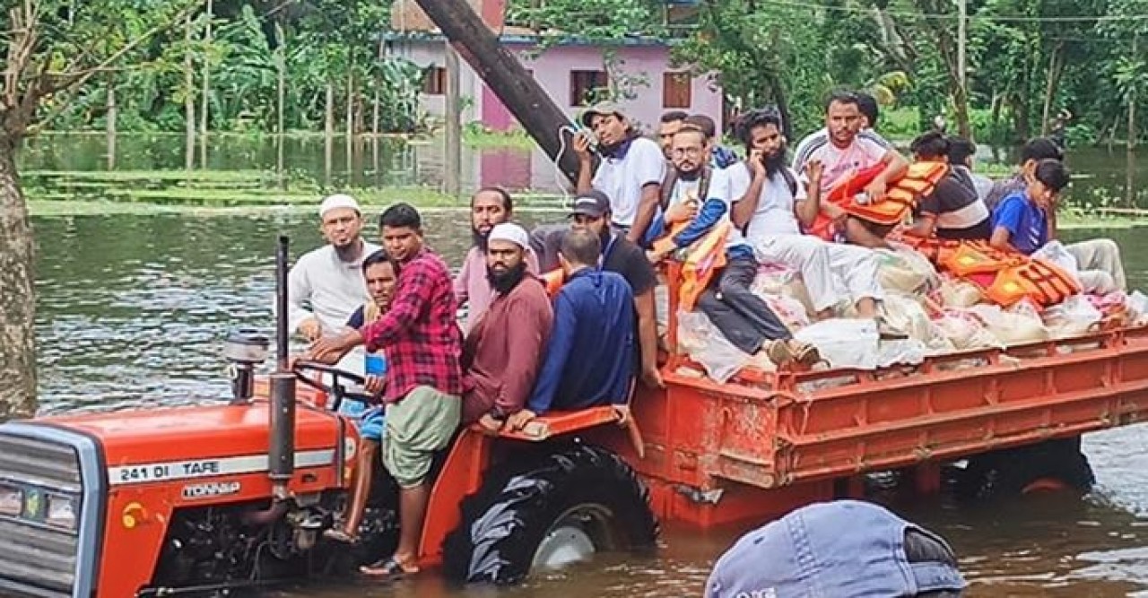 ফেনীর দুর্গম এলাকায় ত্রাণ নিয়ে গেলেন শায়খ আহমাদুল্লাহ
