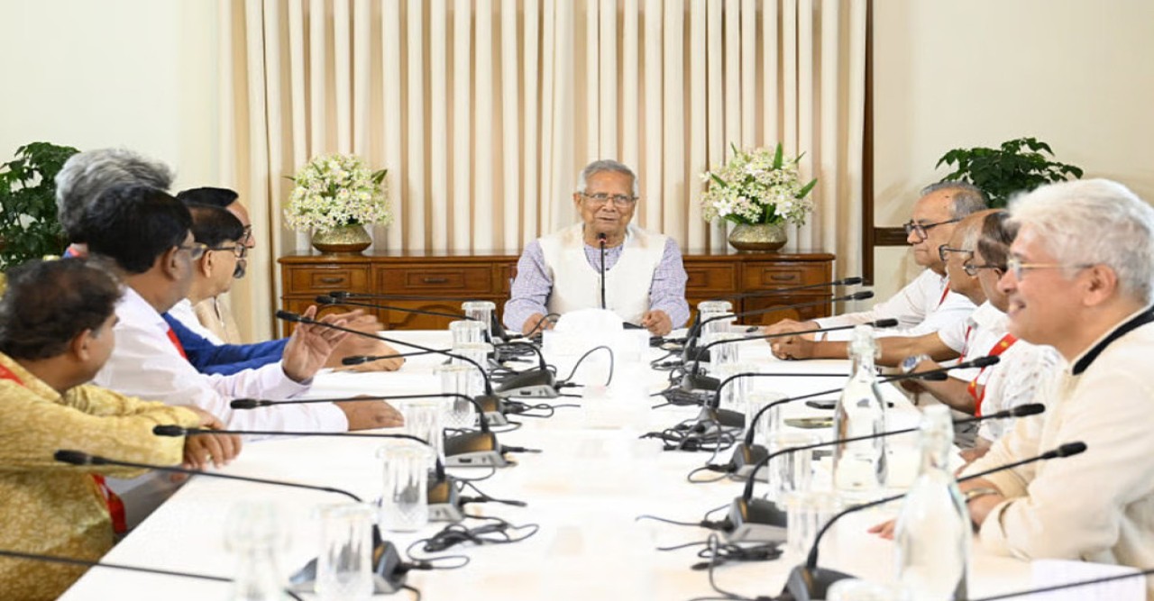 আ. লীগের কর্মকাণ্ড নিষিদ্ধের পর আরেকটা যুদ্ধ পরিস্থিতি তৈরি হয়েছে : প্রধান উপদেষ্টা