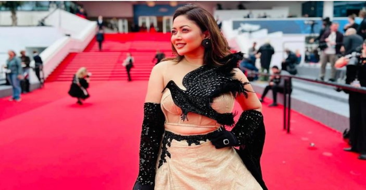 ‘কাক পোশাকে’ কানের রেড কার্পেটে ভাবনা