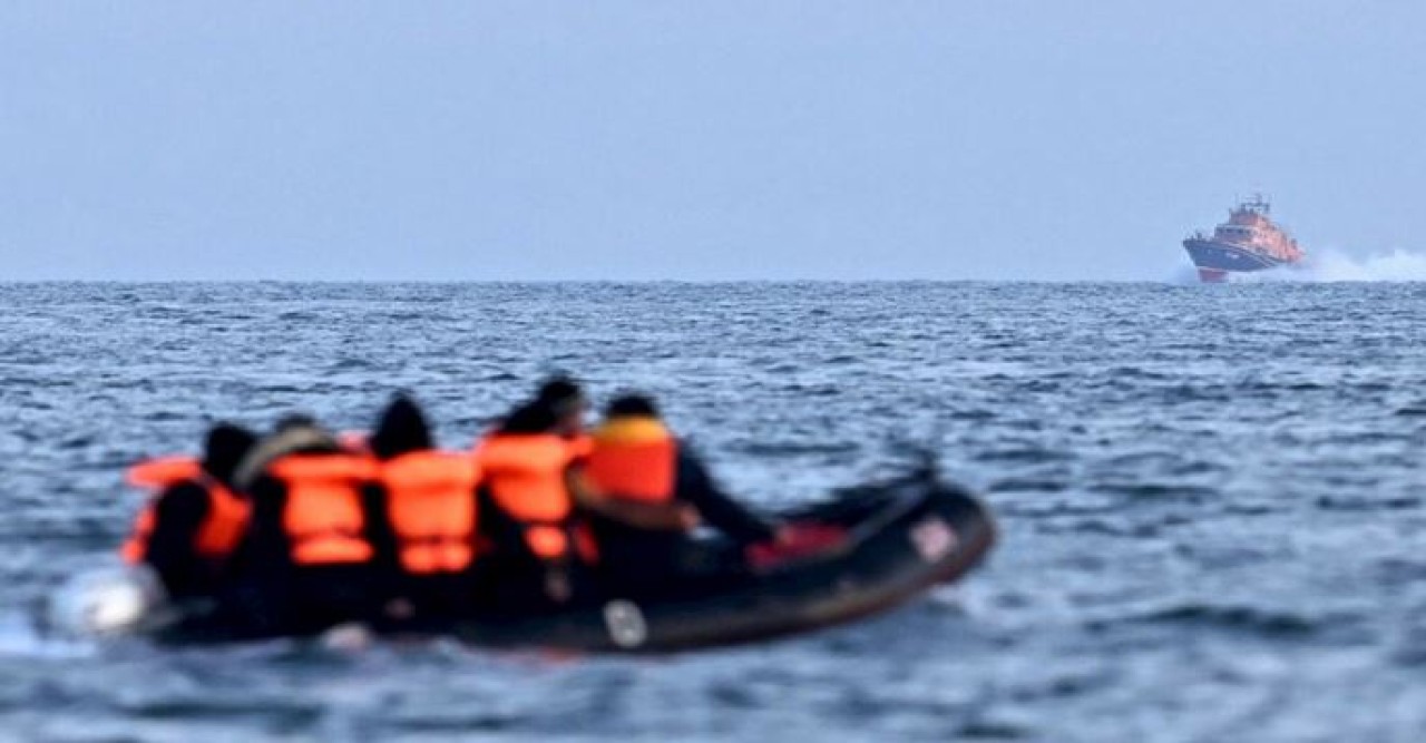 এক দিনে চ্যানেল পার হয়ে ব্রিটেনে ৭ শতাধিক অভিবাসী