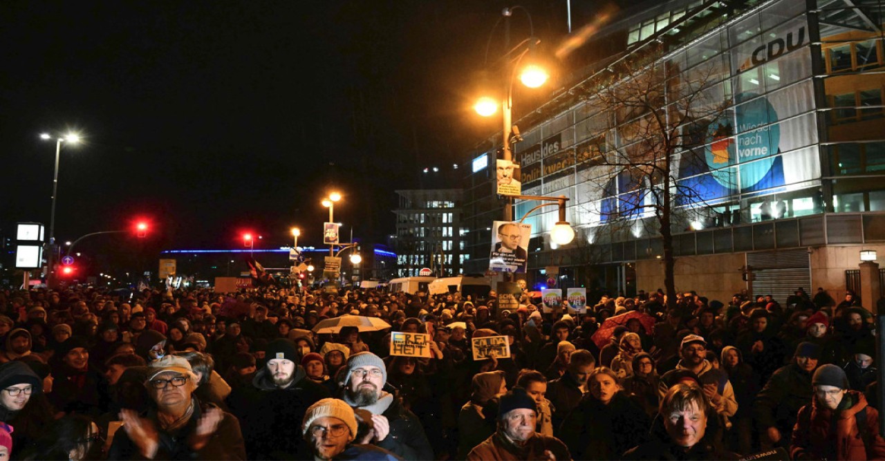 অভিবাসন নিয়ন্ত্রণে জার্মানিতে প্রস্তাব পাস, বিক্ষোভে হাজারো মানুষ