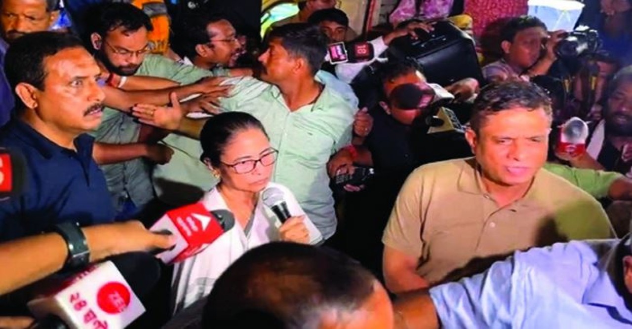 নতুন বার্তা নিয়ে হঠাৎ আন্দোলনস্থলে মমতা