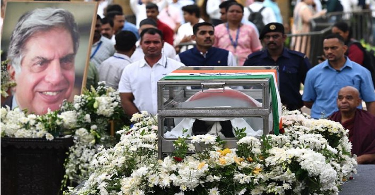 রাষ্ট্রীয় মর্যাদায় রতন টাটার শেষকৃত্য, হাজারো মানুষের শ্রদ্ধা