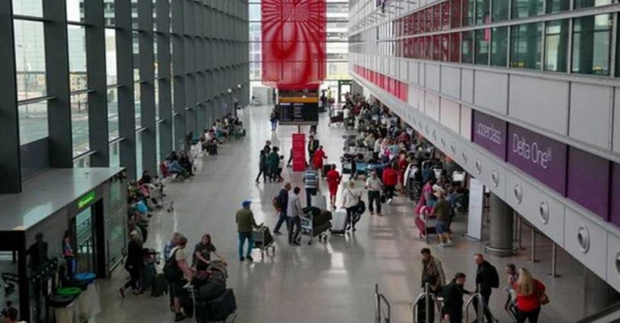 হিথ্রো বিমানবন্দরে সীমিত পরিসরে ফ্লাইট চলাচল শুরু