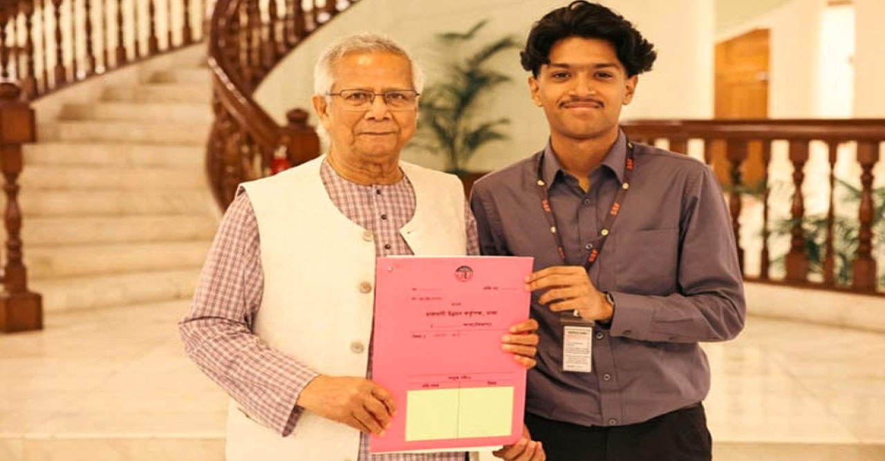 সাগর-রুনির সন্তানের হাতে প্লটের দলিল হস্তান্তর করলেন প্রধান উপদেষ্টা