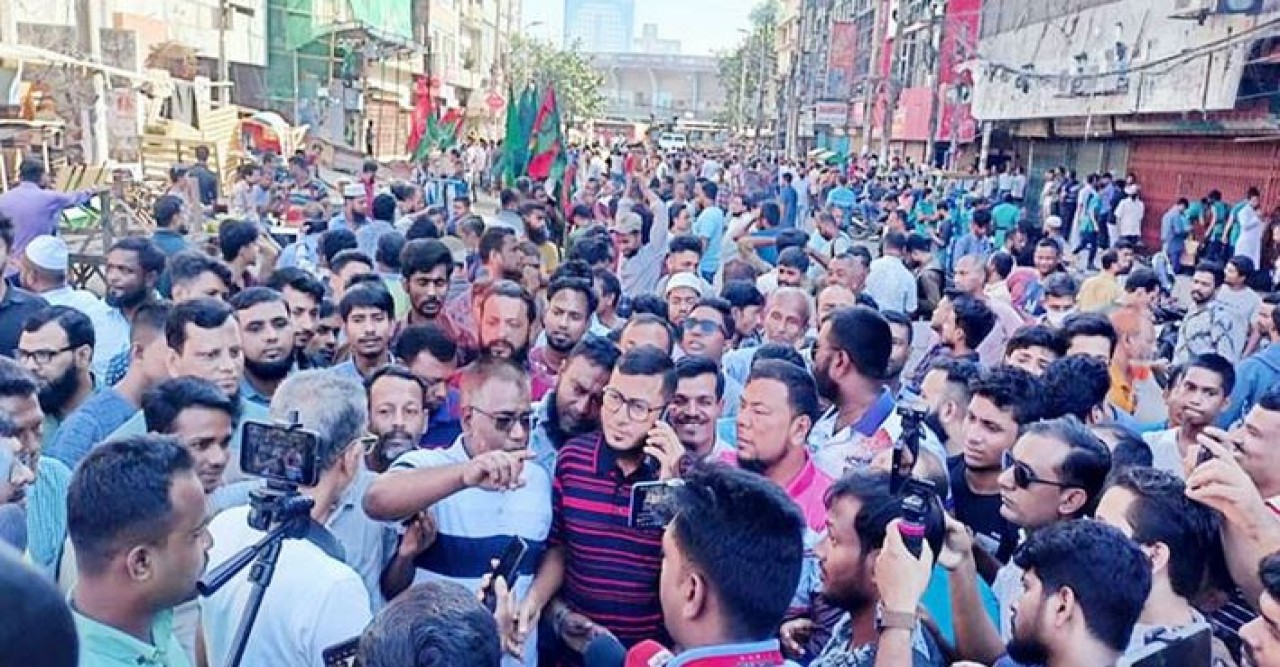 আওয়ামী লীগ কার্যালয়ের সামনে বিএনপি নেতাকর্মীদের অবস্থান