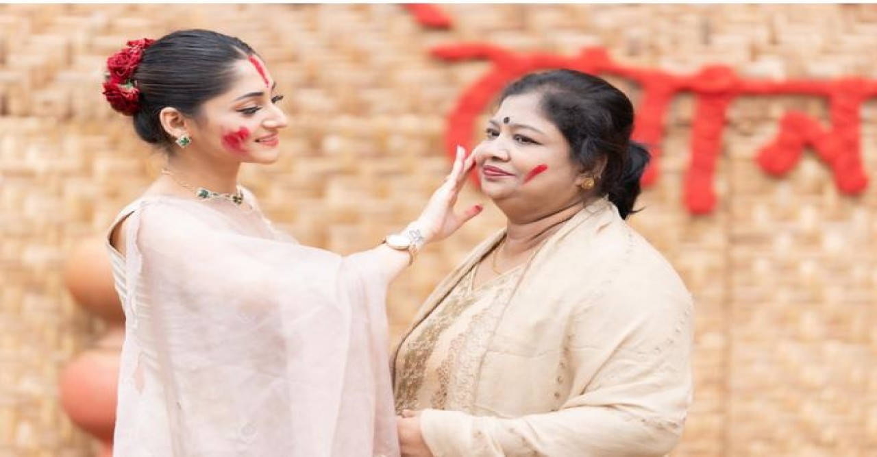 ‘দুর্বল শরীর নিয়ে পায়েস বানিয়ে আনলে’ জন্মদিন প্রয়াত মাকে উদ্দেশ্যে করে পূজা