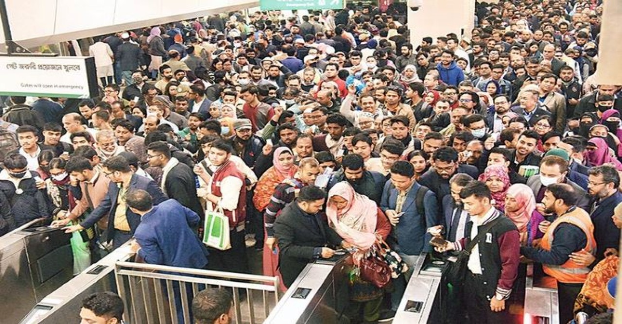 রাতের মেট্রোতে উপচে পড়া যাত্রী