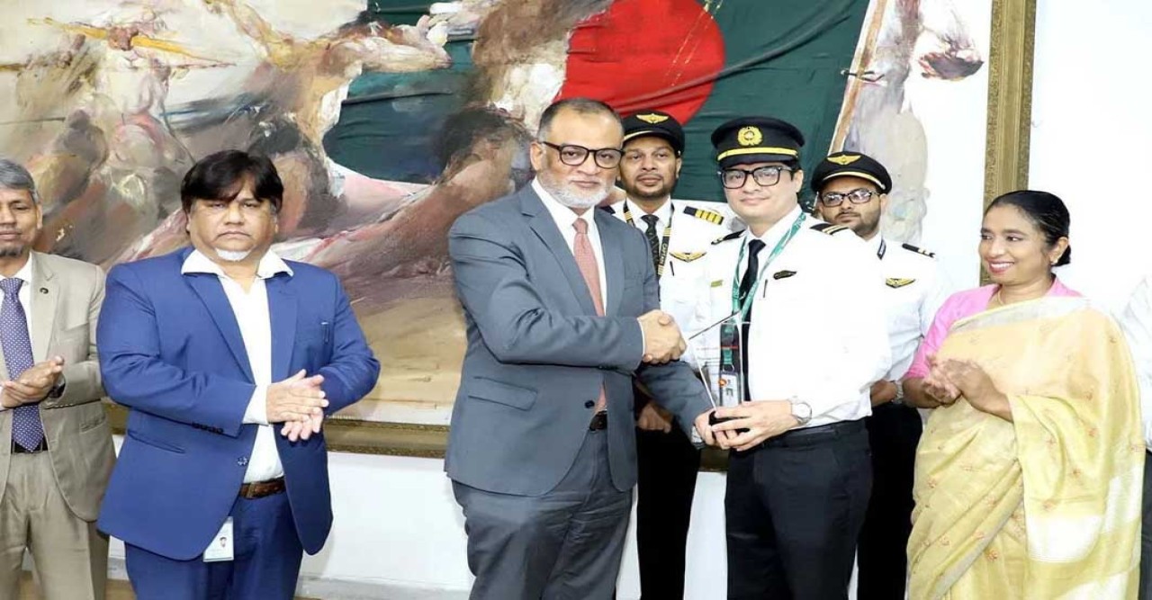 সাহসিকতার স্বীকৃতি পেলেন চাকা খুলে যাওয়া বিমানের পাইলট