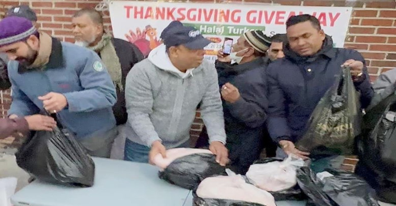 নিউইয়র্কে এস্টোরিয়া ওয়েলফেয়ার সোসাইটি উদ্যোগে হালাল টার্কি বিতরণ