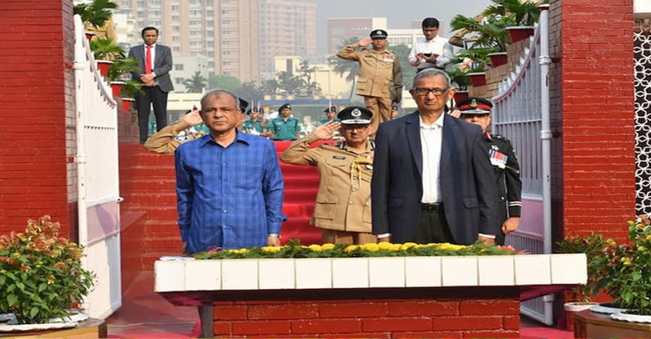 রাজারবাগ পুলিশ স্মৃতিসৌধে স্বরাষ্ট্র উপদেষ্টার শ্রদ্ধা