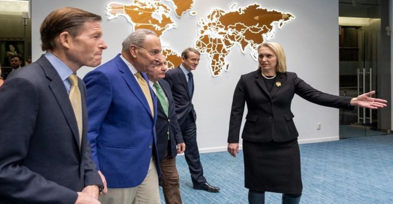 মার্কিন কংগ্রেসে সহায়তার অচলাবস্থা : ইউক্রেন সফরে সিনেট নেতা