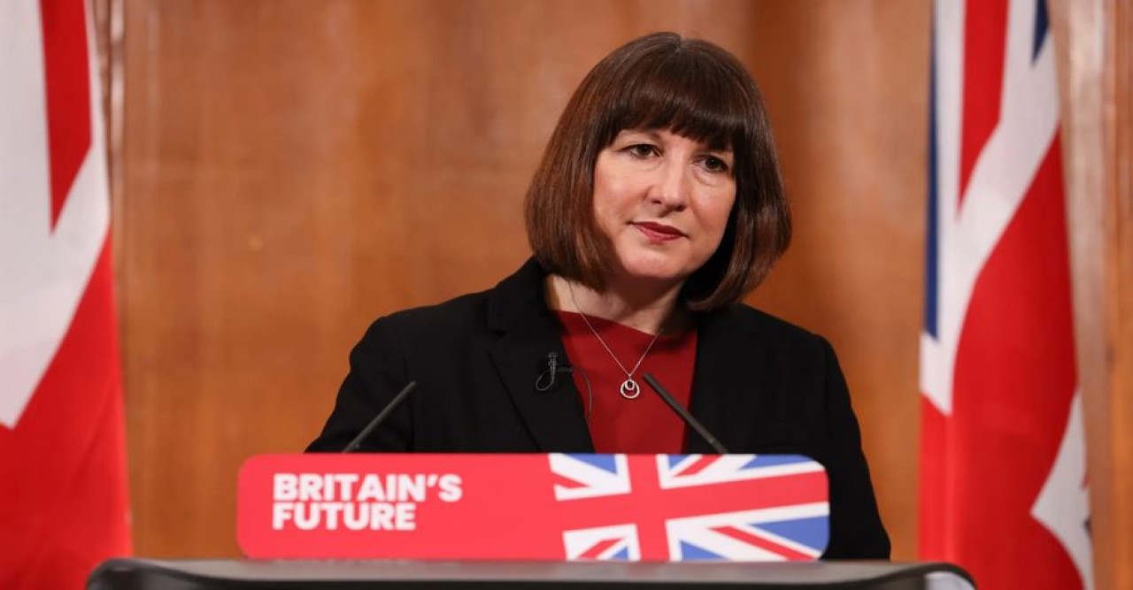 বিশাল ঘাটতি দেখিয়ে করের বোঝা চাপিয়ে বিপাকে ব্রিটিশ চ্যান্সেলর