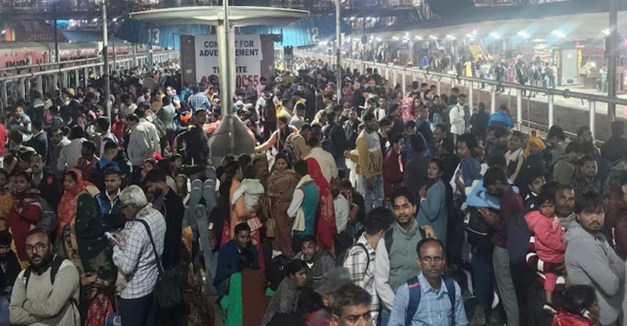 দিল্লি রেলস্টেশনে পদদলিত হয়ে ৪ শিশুসহ ১৮ জনের মৃত্যু