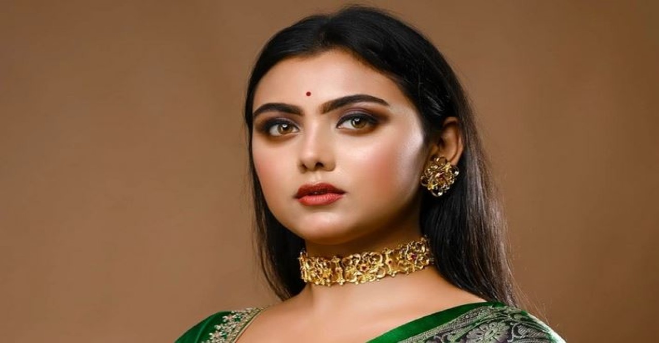 ‘খোলামেলা’ ছবি নিয়ে নেটিজেনদের জবাব দিলেন শাকিবের নায়িকা ইধিকা