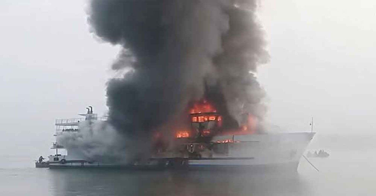 সেন্ট মার্টিনগামী জাহাজে আগুন