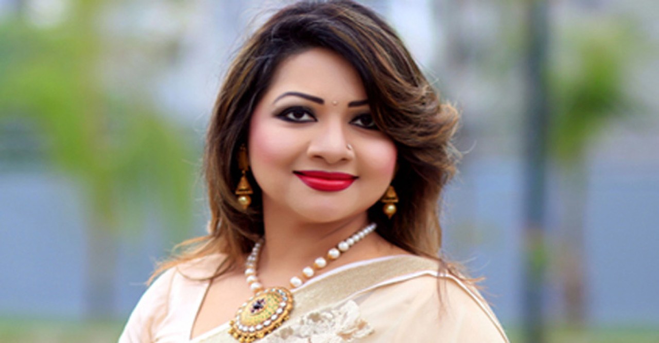 আমাদের দেশটাও এখন অগোছালো : আঁখি আলমগীর