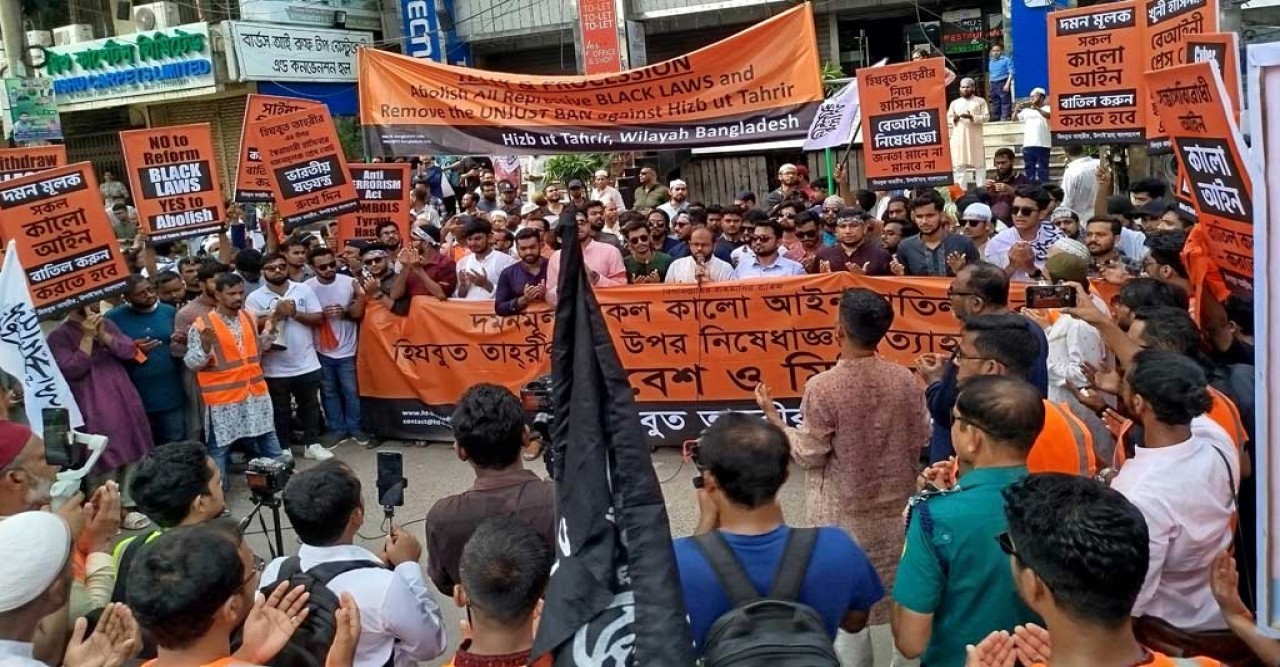 হিযবুত তাহরীরের মিছিল, পুলিশের টিয়ার শেল-সাউন্ড গ্রেনেড নিক্ষেপ