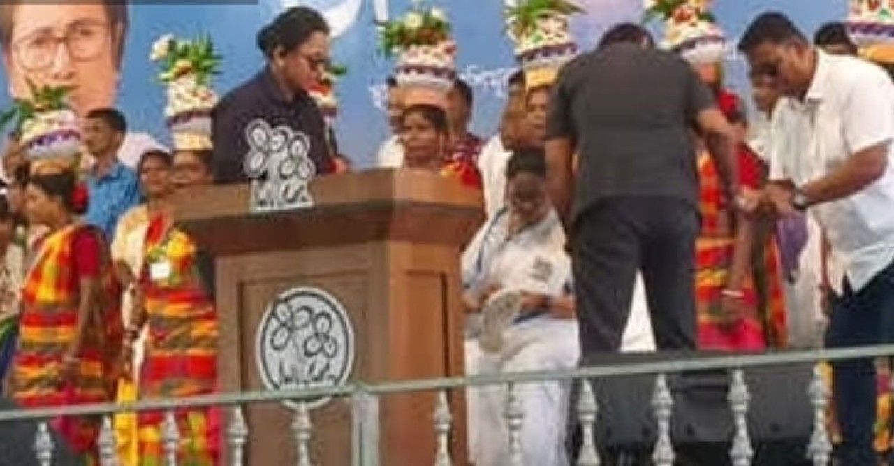মঞ্চেই জুতা ছিঁড়লো মমতার, সেফটিপিন লাগিয়ে পা মেলালেন নৃত্যে