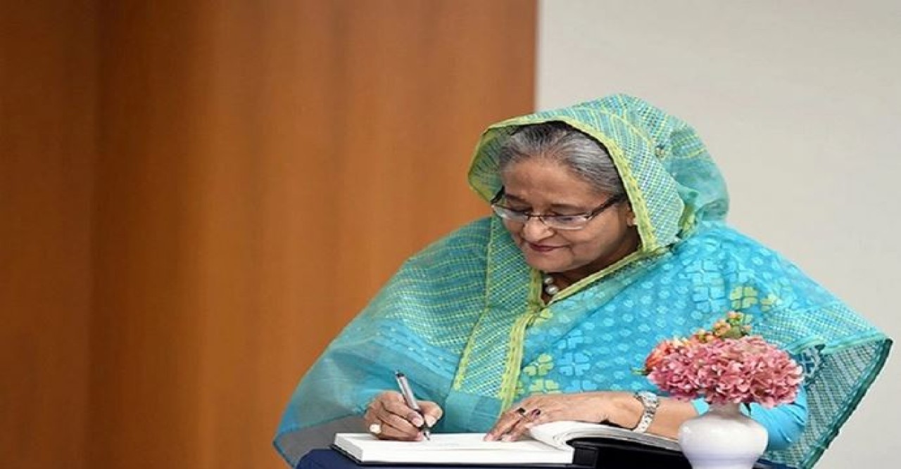 প্রধানমন্ত্রীর কাছে এইচএসসির ফলাফল হস্তান্তর