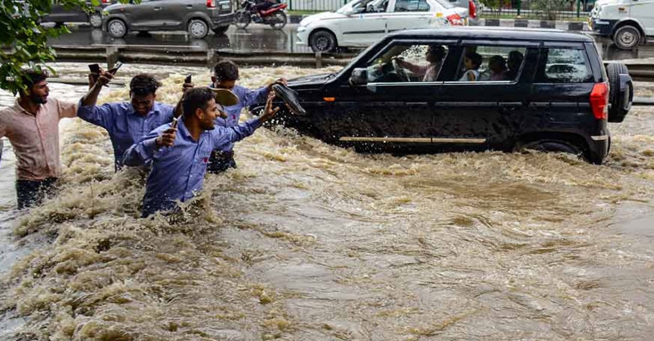বৃষ্টিতে বিপর্যস্ত মুম্বাই, স্কুল বন্ধ দু’রাজ্যে