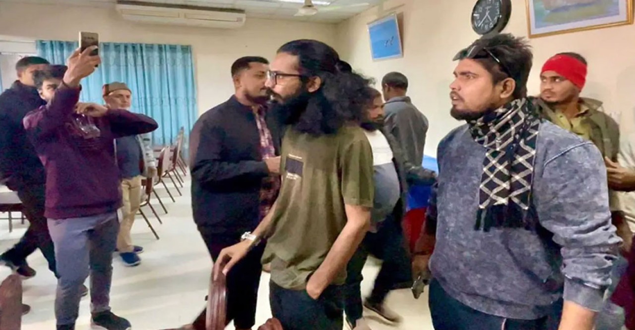 সাংবাদিকদের হুমকি দেওয়া যুবশক্তির সেই দুই নেতাকে অব্যাহতি