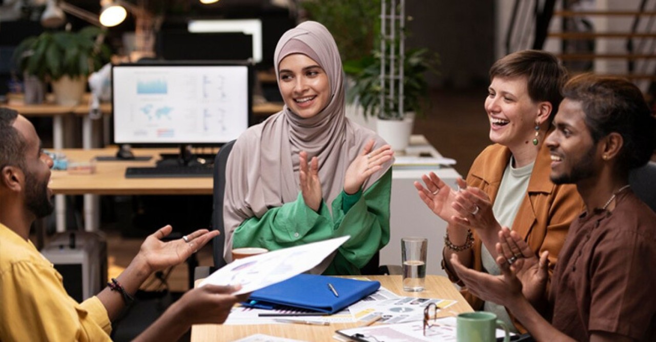 ঈদের ছুটিতেও কাজ করছেন? কী আছে আমিরাতের শ্রম আইনে