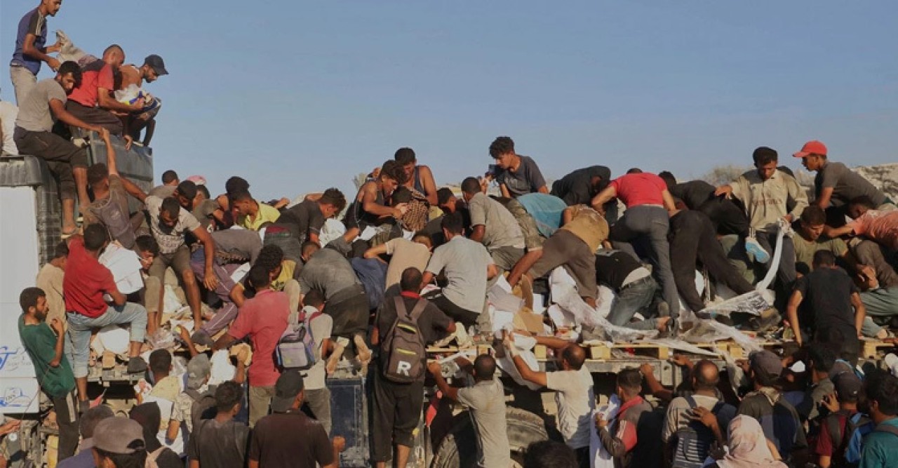 গাজায় ত্রাণের ট্রাক উল্টে কমপক্ষে ২০ ফিলিস্তিনি নিহত