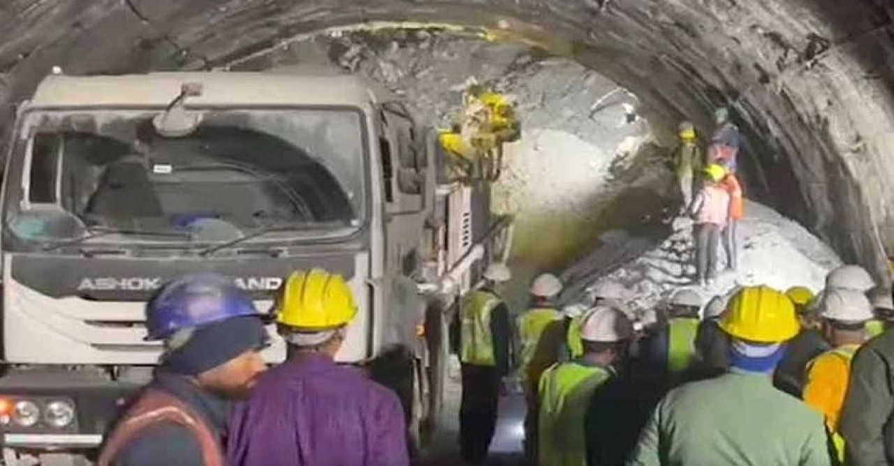 সাত দিনেও সুড়ঙ্গ থেকে উদ্ধার হয়নি ৪০ শ্রমিক, পরিবারে উদ্বেগ