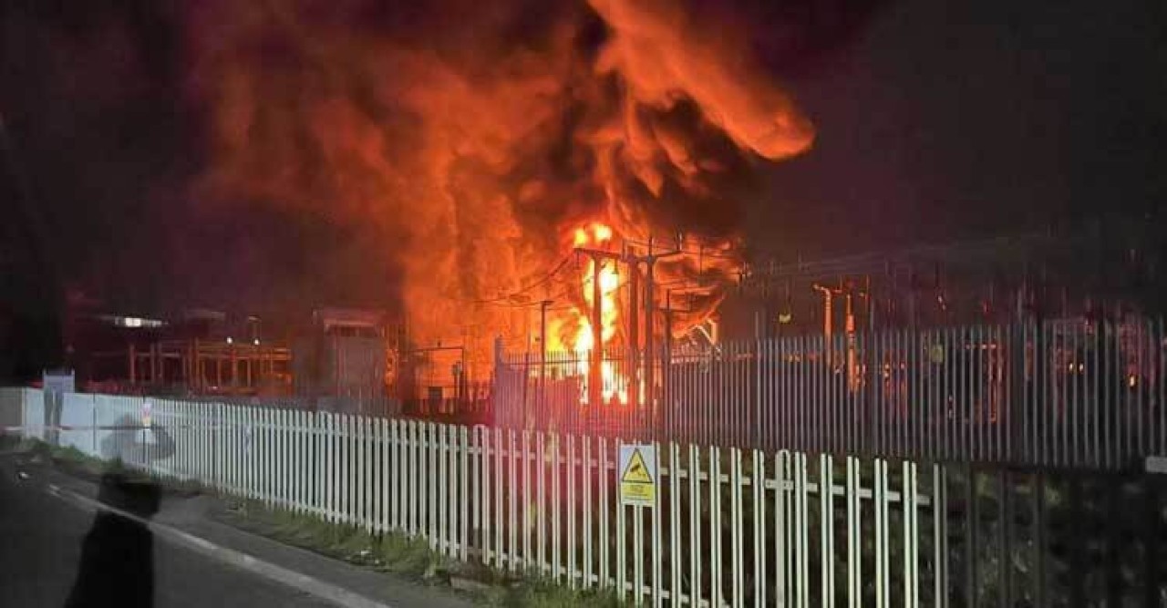 আগুনের কারণ বিদ্যুৎ বিভ্রাট, বন্ধ ঘোষণা লন্ডনের হিথ্রো বিমানবন্দর