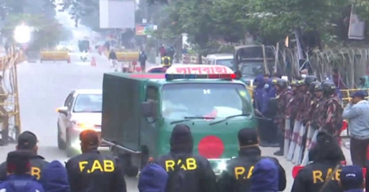 এভারকেয়ার থেকে খালেদা জিয়ার লাশ নেওয়া হচ্ছে ফিরোজায়