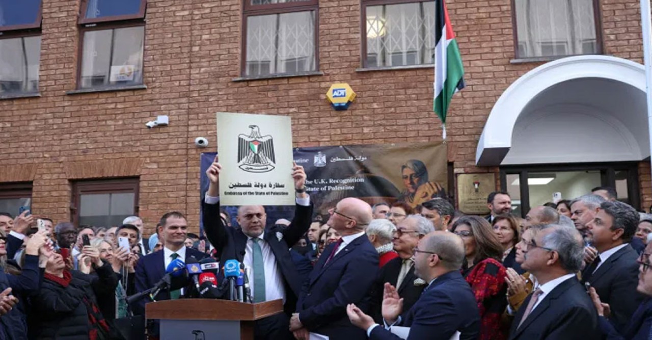 স্বীকৃতির ঐতিহাসিক মুহূর্ত : যুক্তরাজ্যে ফিলিস্তিনি দূতাবাসে পতাকা উত্তোলন
