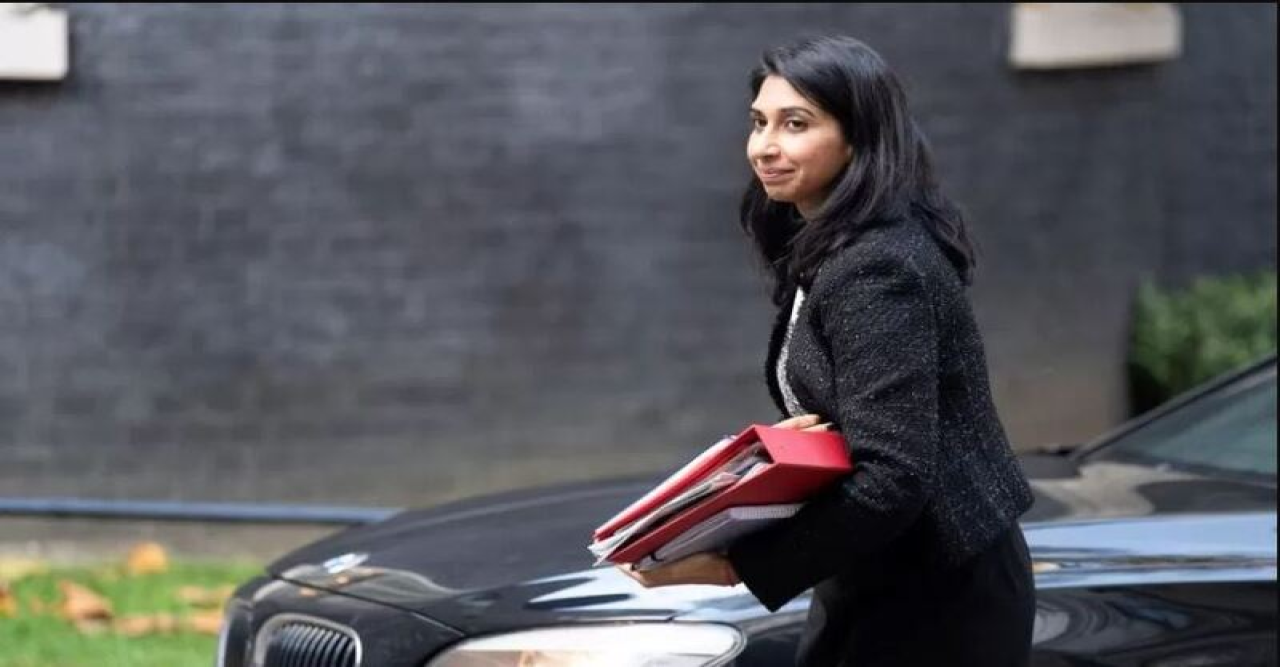 অবৈধ অভিবাসীর ঢল ঠেকানোর চুক্তি করতে প্যারিস যাচ্ছেন ব্রিটিশ স্বরাষ্ট্রমন্ত্রী