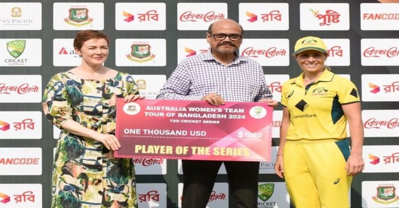 বাংলাদেশে দুর্দান্ত পারফরম্যান্সের পুরস্কার পেলেন মলিনিউ