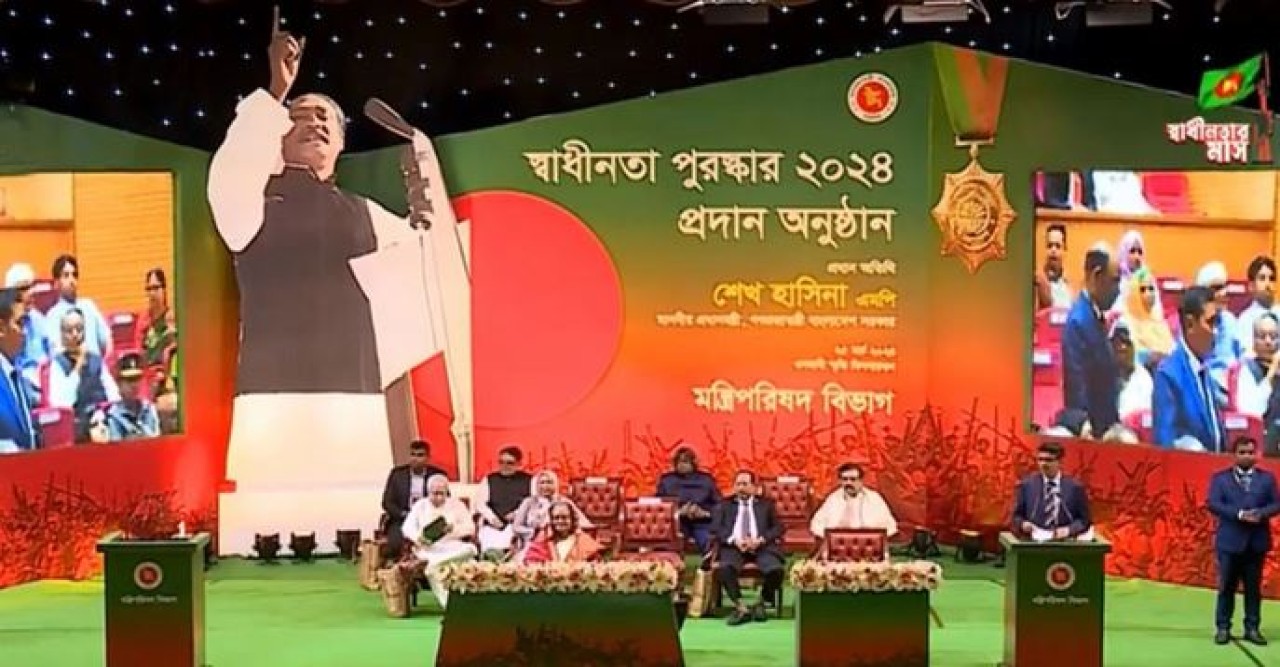 ১০ বিশিষ্টজনের হাতে উঠল স্বাধীনতা পুরস্কার