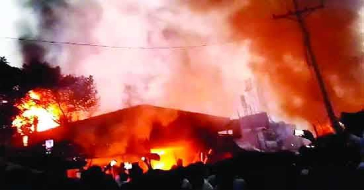 ৫৪ কারখানা বন্ধ ঘোষণা : পোশাকশিল্পে অস্থিরতা, বিক্ষোভ আগুন