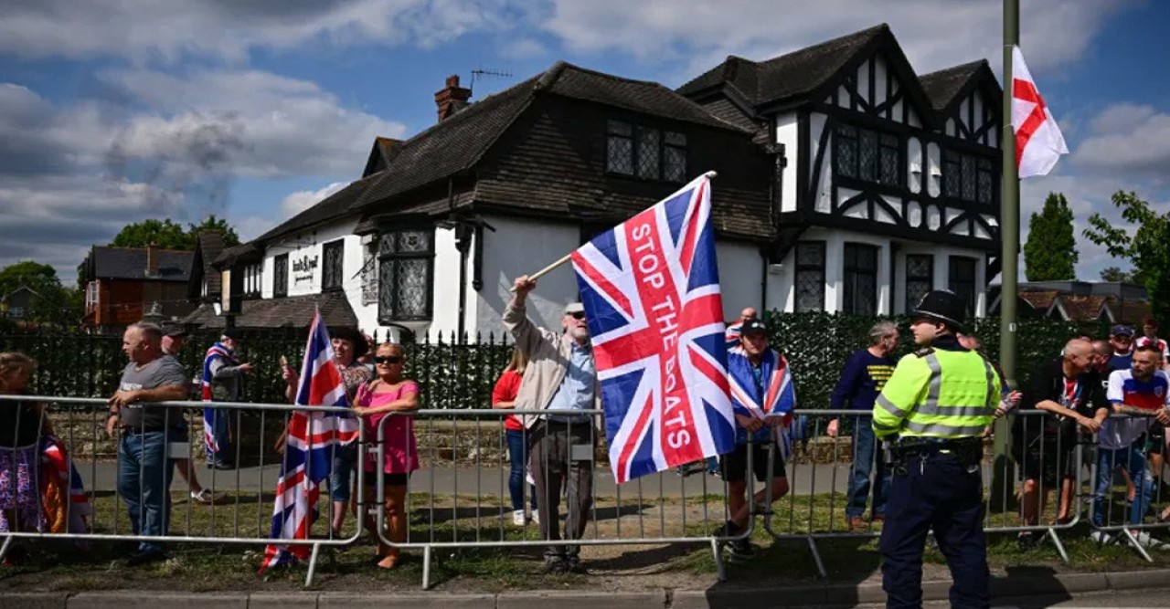 অভিবাসী বৃদ্ধিতে চাপের মুখে যুক্তরাজ্য সরকার