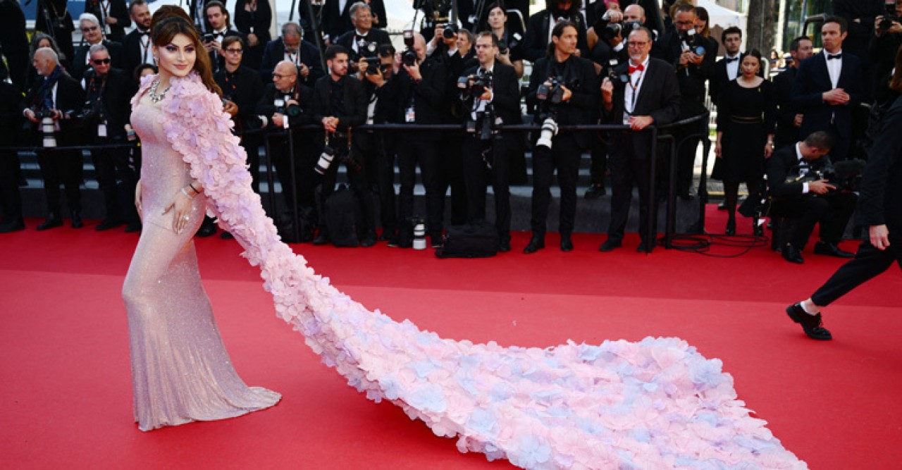 লাল গালিচায় কটাক্ষের শিকার উর্বশী