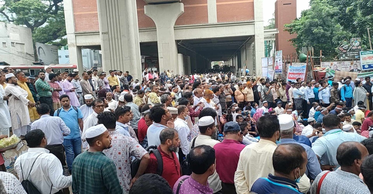 শিক্ষকদের আন্দোলনে বন্ধ পল্টন থেকে প্রেসক্লাবমুখী রাস্তা