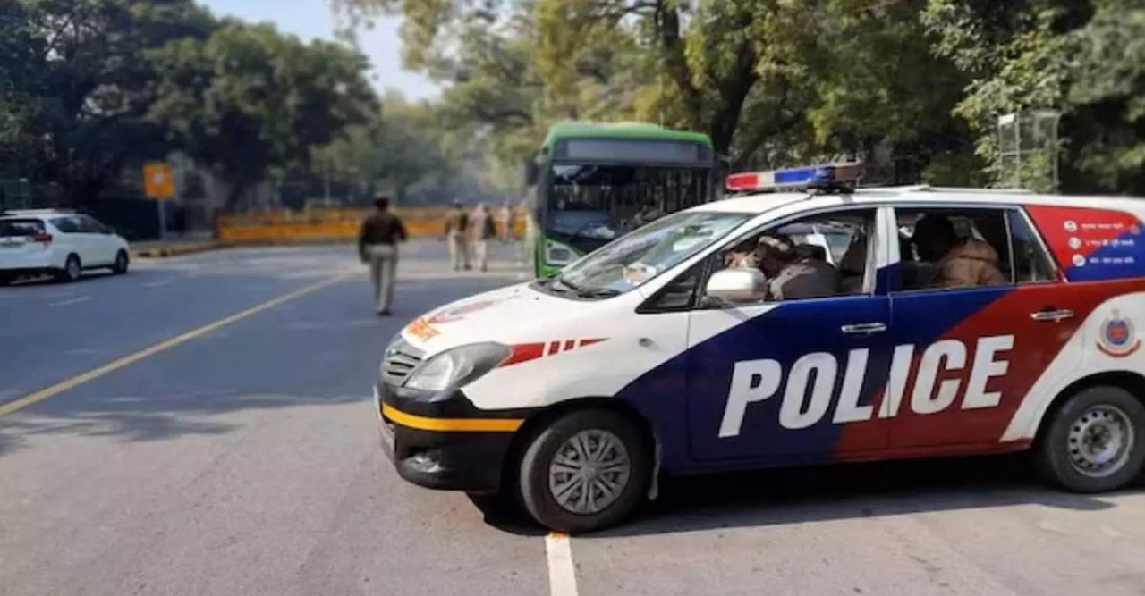 দিল্লিতে বন্ধুর মেয়েকে সরকারি কর্মকর্তার ধর্ষণ, স্ত্রীর সহায়তা!