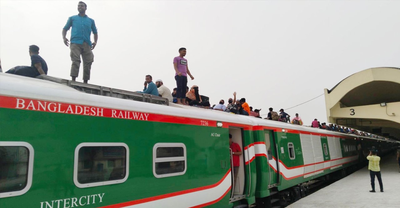 সব বাধা উপেক্ষা করে ট্রেনের ছাদেই যেন বাড়ি যাচ্ছে ওদের ‘স্বপ্ন’