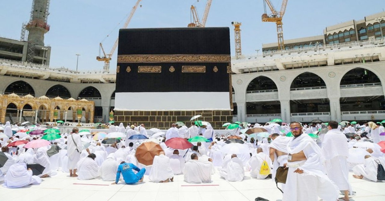 তীব্র গরম উপেক্ষা করে মক্কায় উপস্থিত লাখ লাখ হজযাত্রী