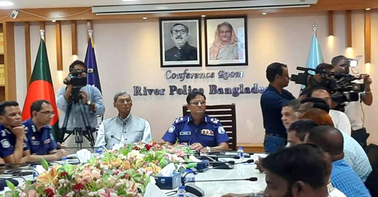 জাহাজ পার্কিংয়ের কারণে ফতুল্লায় লঞ্চ চলাচল ক্ষতিগ্রস্ত হয়