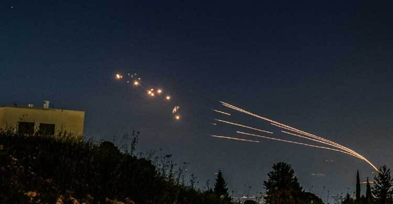 ইসরায়েলের আয়রন ডোমে হিজবুল্লাহর ক্ষেপণাস্ত্র হামলা