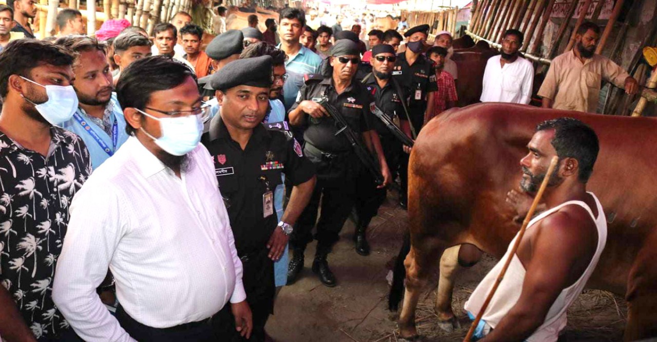 গাবতলী পশুর হাটে র‍্যাবের ভ্রাম্যমাণ আদালত চলছে
