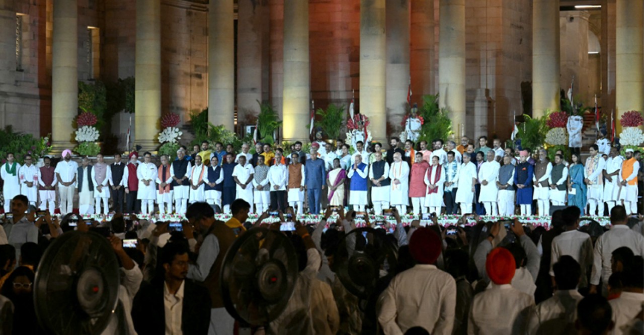 মোদীর নতুন মন্ত্রিসভা থেকে বাদ পড়লো যেসব পরিচিত মুখ